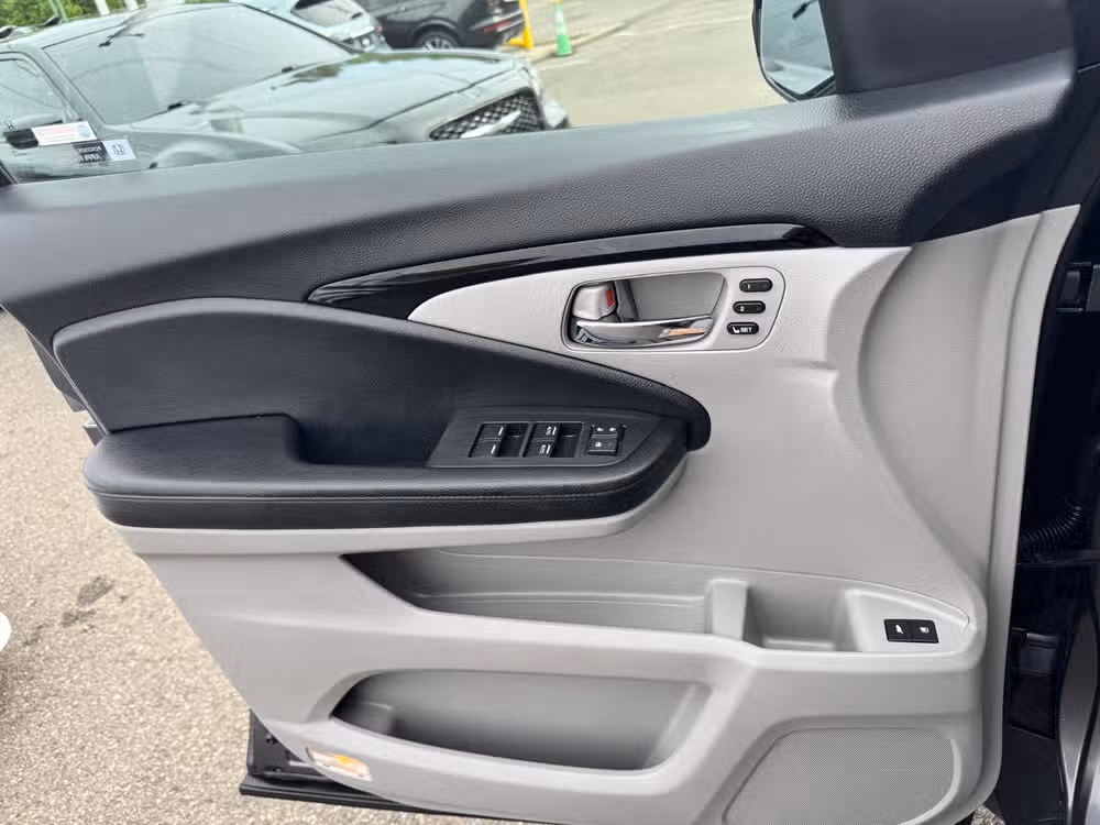 2017 Honda Pilot Touring Image 25