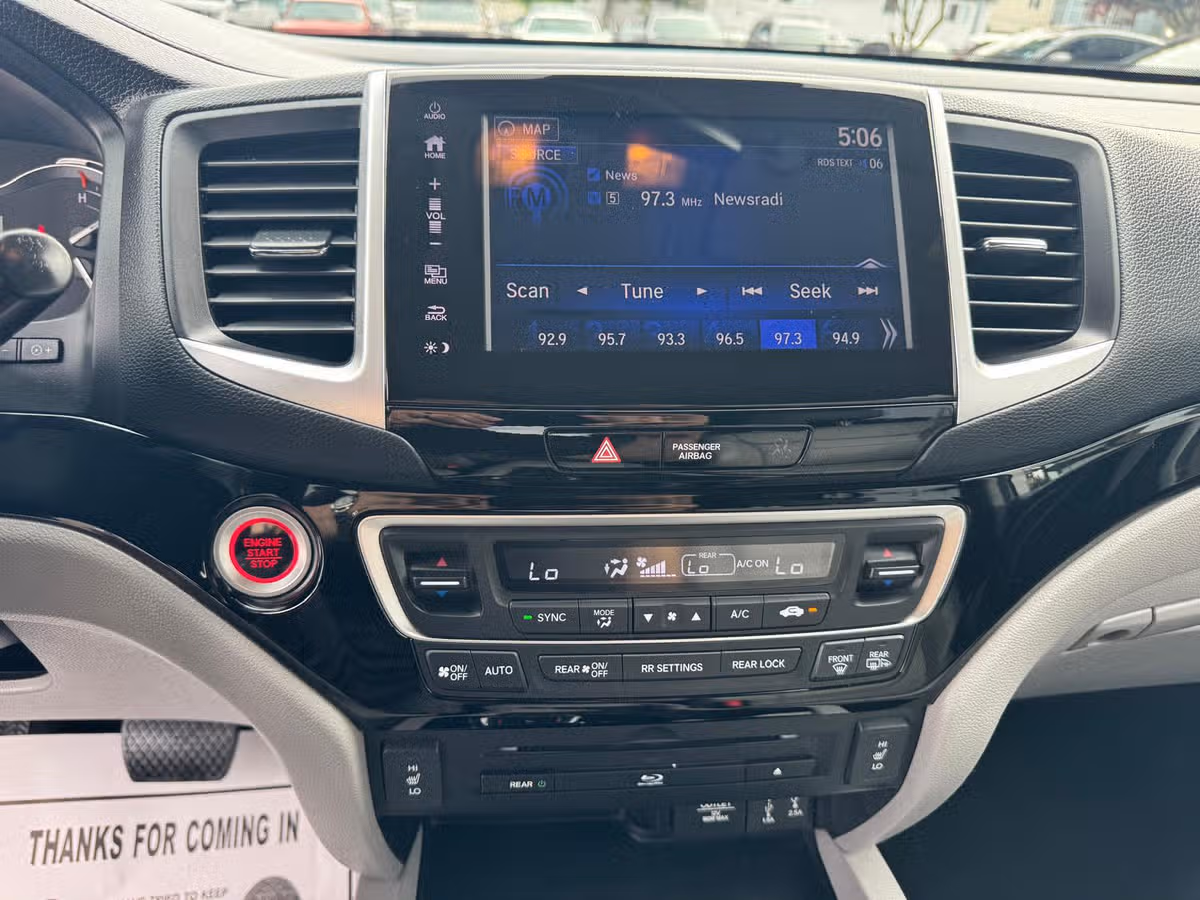 2017 Honda Pilot Touring Image 19