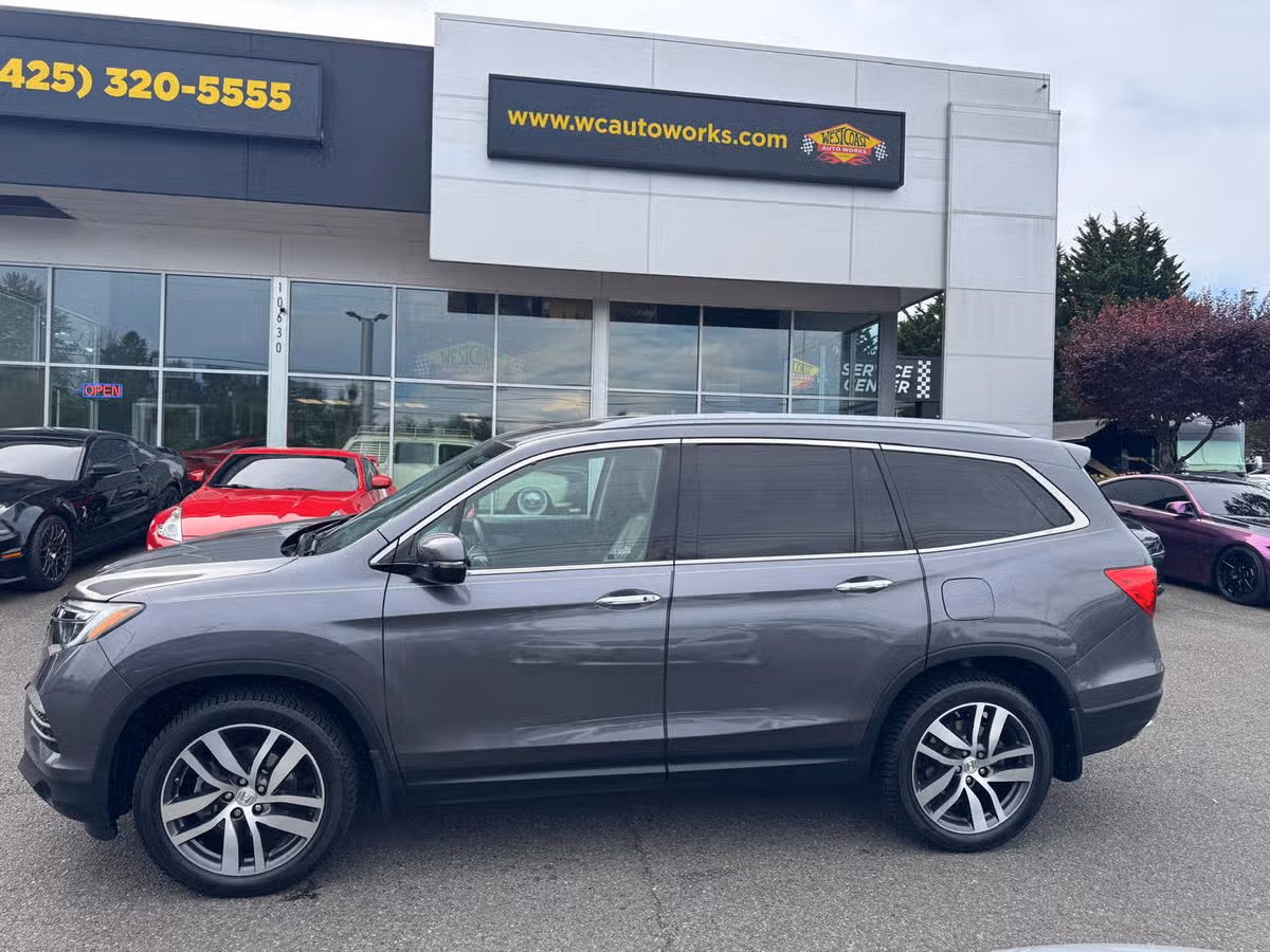 2017 Honda Pilot Touring Image 2