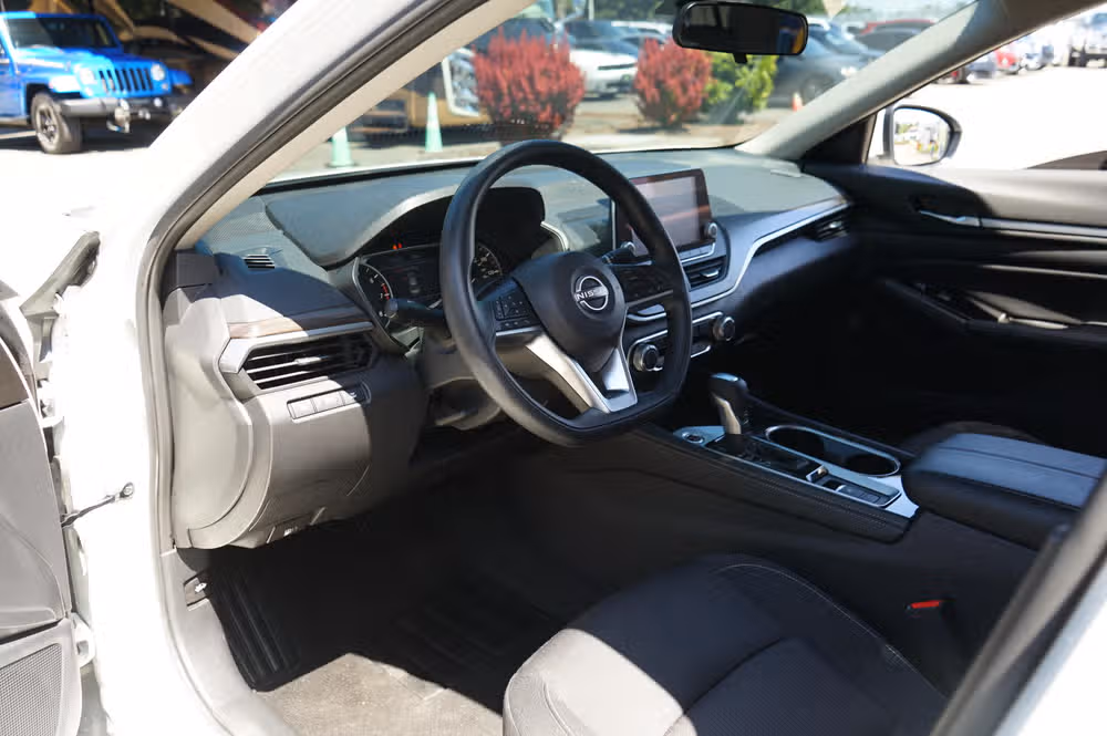 2023 Nissan Altima 2.5 SV Image 9