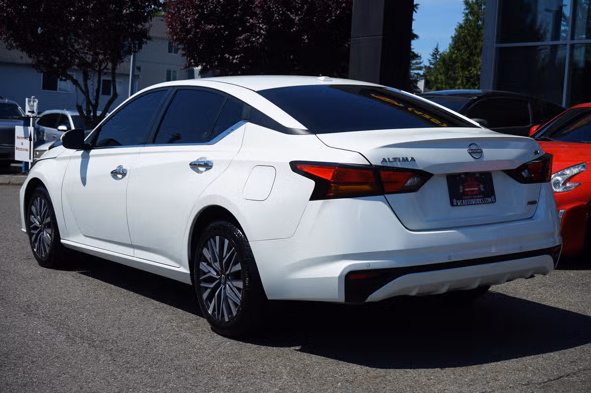 2023 Nissan Altima 2.5 SV Image 2