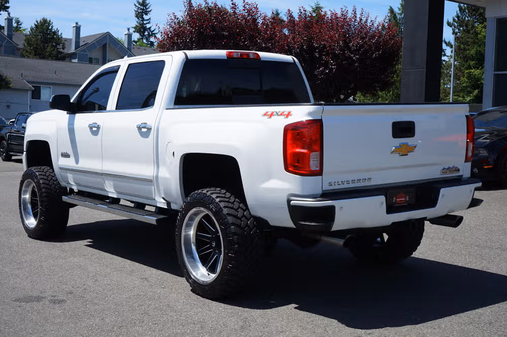 2016 Chevrolet Silverado 1500 High Country Crew Cab Image 3