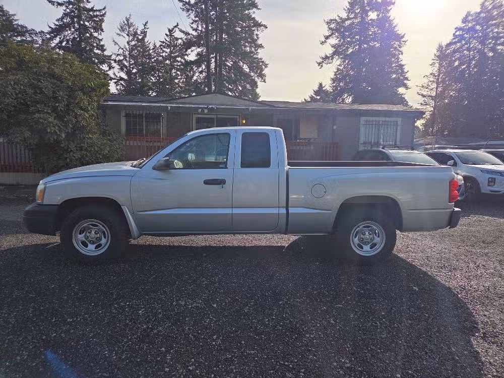 2006 Dodge Dakota ST Club Cab Image 2