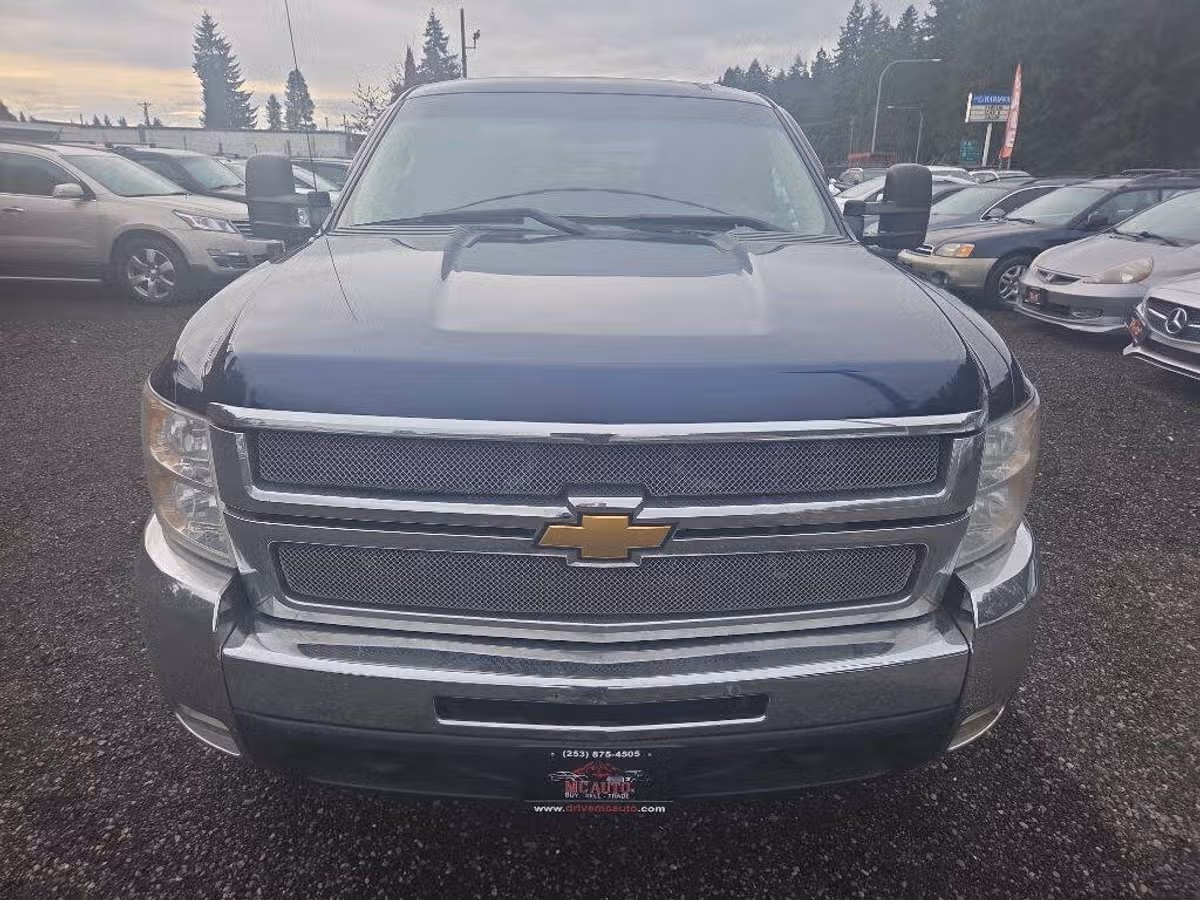2009 Chevrolet Silverado 2500HD WORK TRUCK Crew Cab Image 3