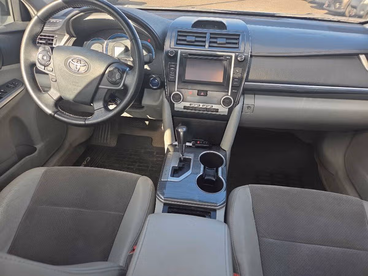2012 Toyota Camry Hybrid XLE Image 9