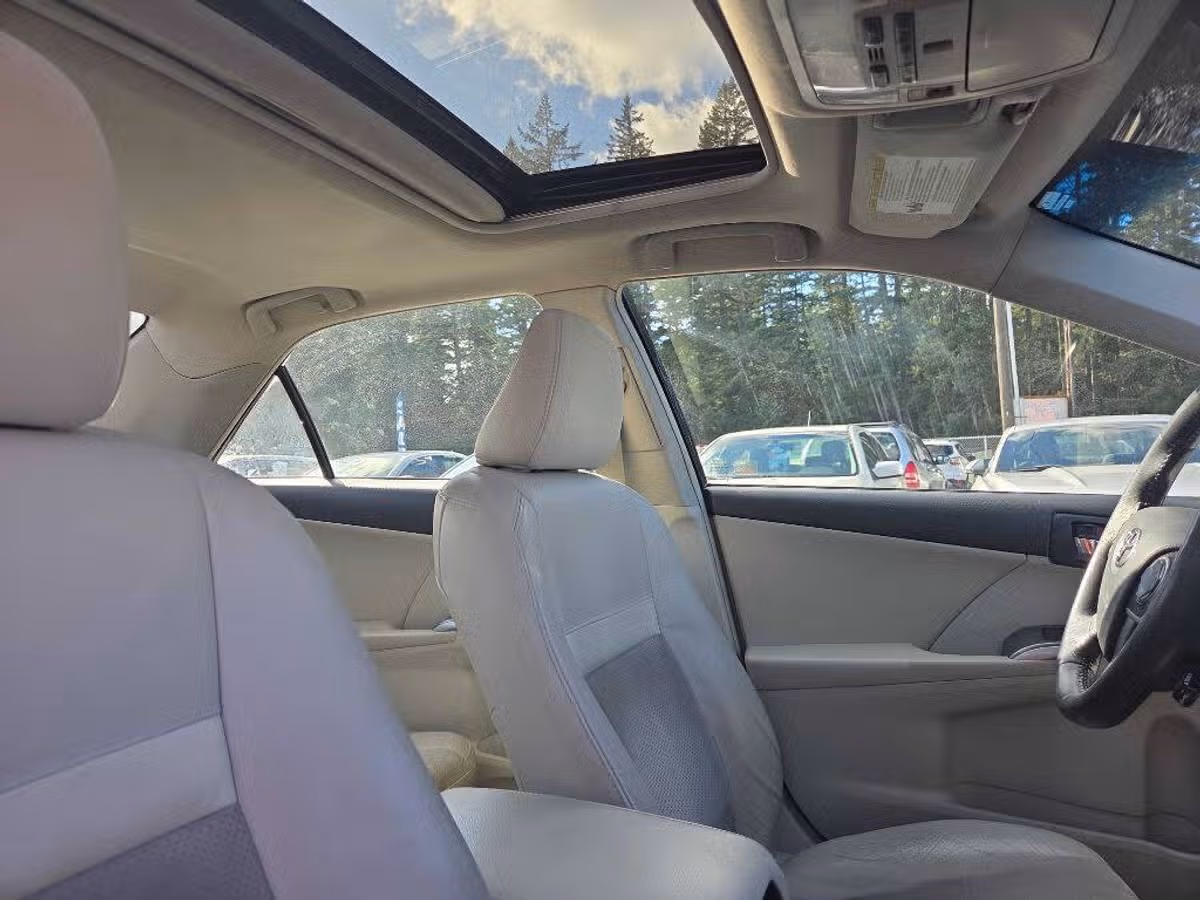 2012 Toyota Camry Hybrid XLE Image 14