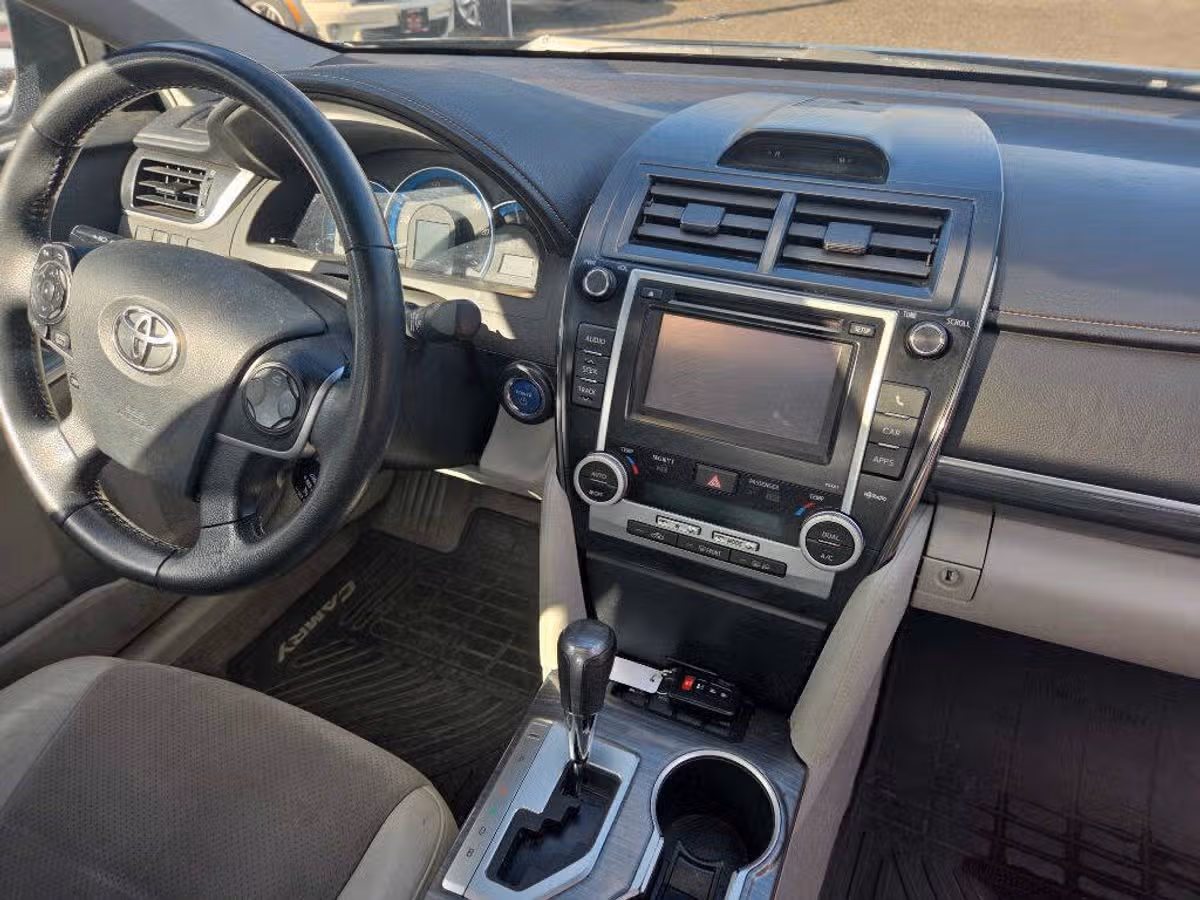 2012 Toyota Camry Hybrid XLE Image 13