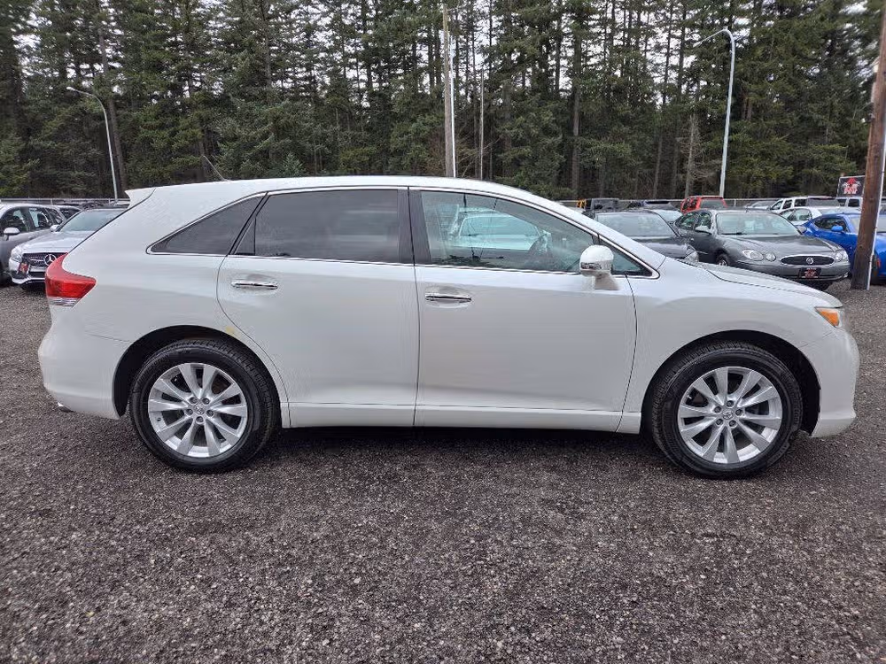 2013 Toyota Venza LE Crossover Image 1