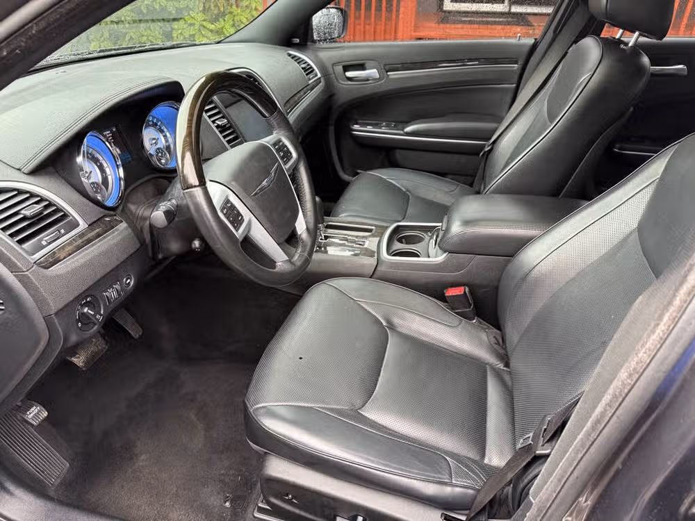 2014 Chrysler 300 C Image 9