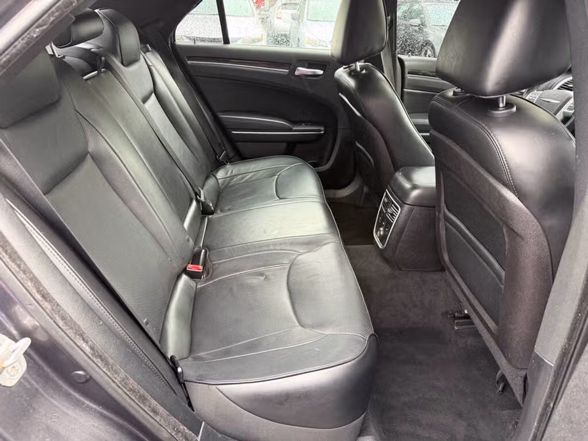2014 Chrysler 300 C Image 12