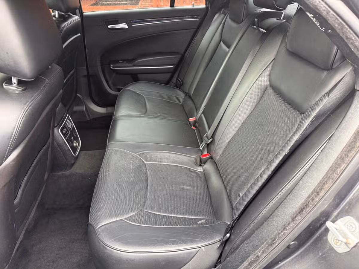 2014 Chrysler 300 C Image 10