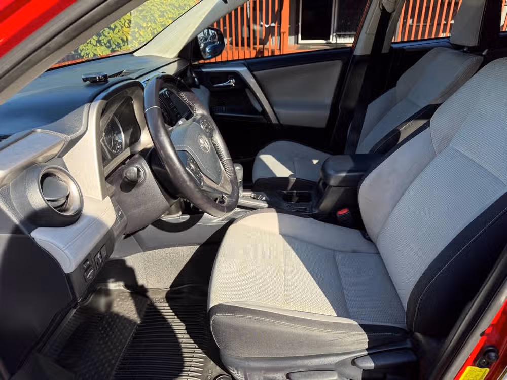 2017 Toyota RAV4 XLE Image 9