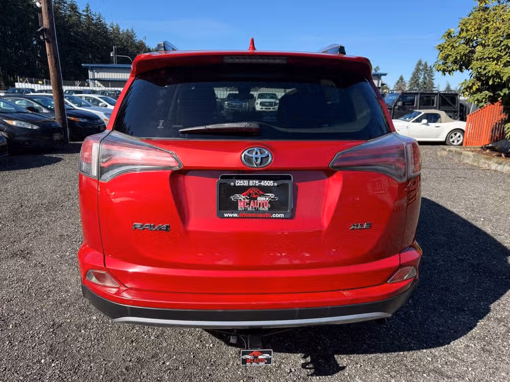 2017 Toyota RAV4 XLE Image 7