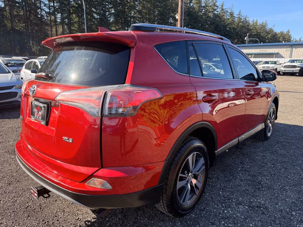 2017 Toyota RAV4 XLE Image 8