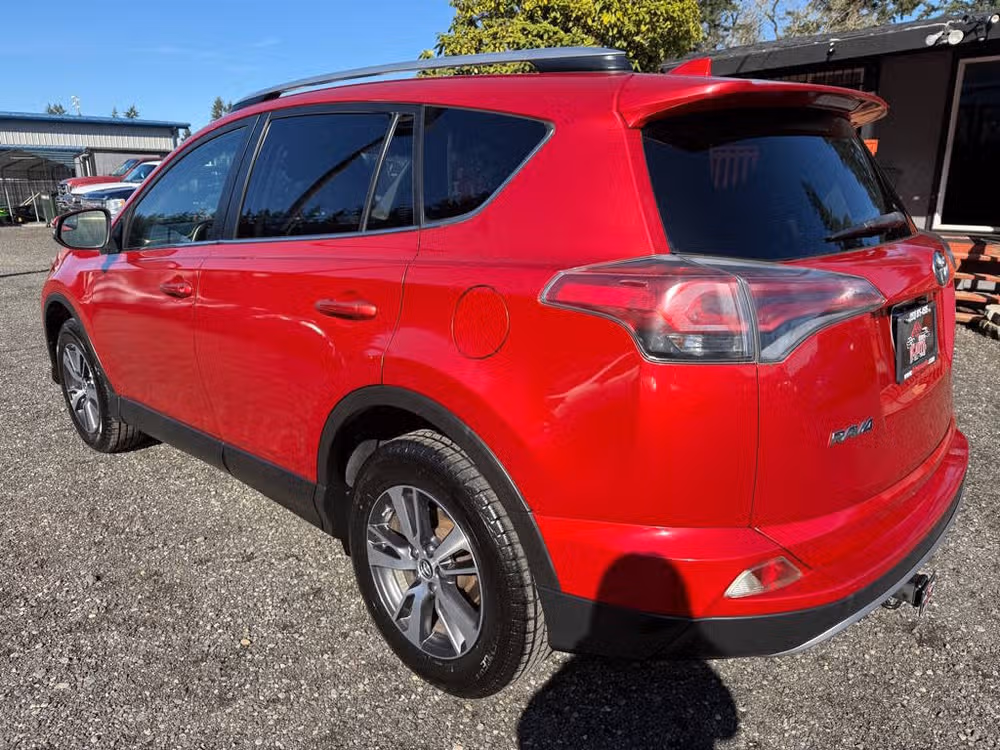 2017 Toyota RAV4 XLE Image 6