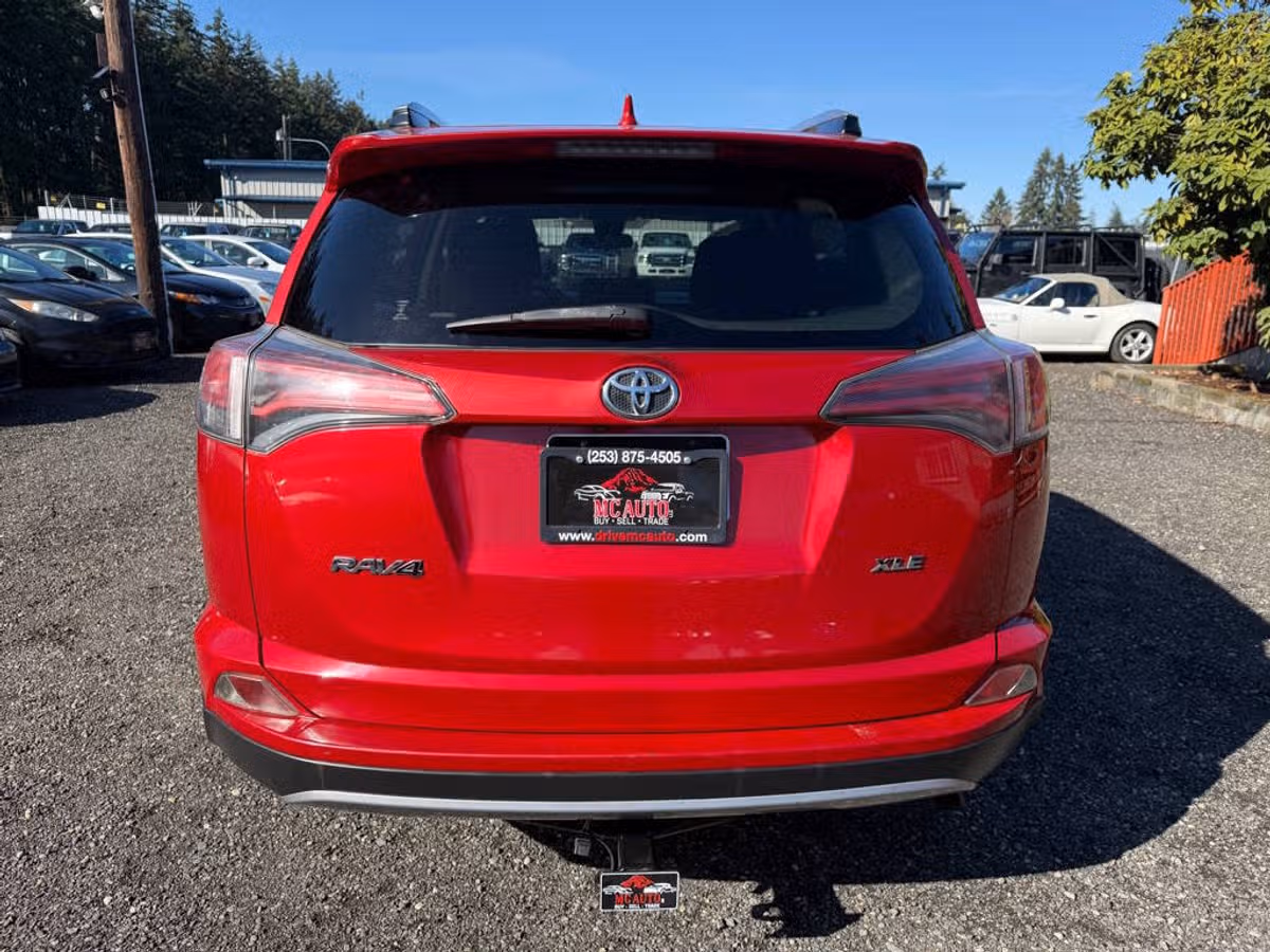 2017 Toyota RAV4 XLE Image 7