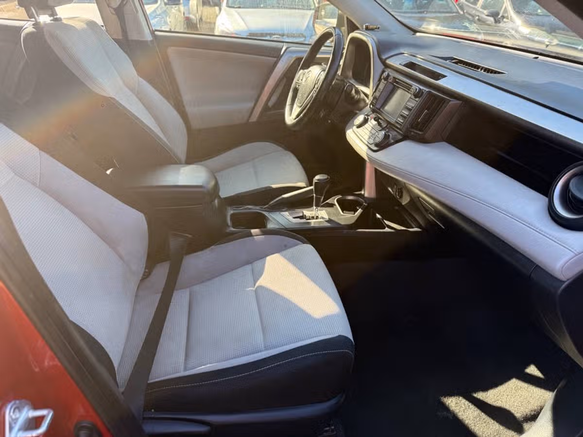 2017 Toyota RAV4 XLE Image 13