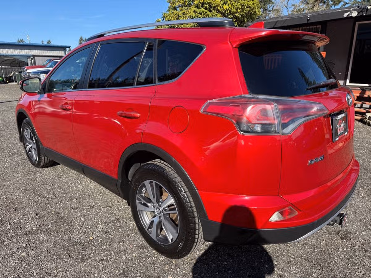 2017 Toyota RAV4 XLE Image 6