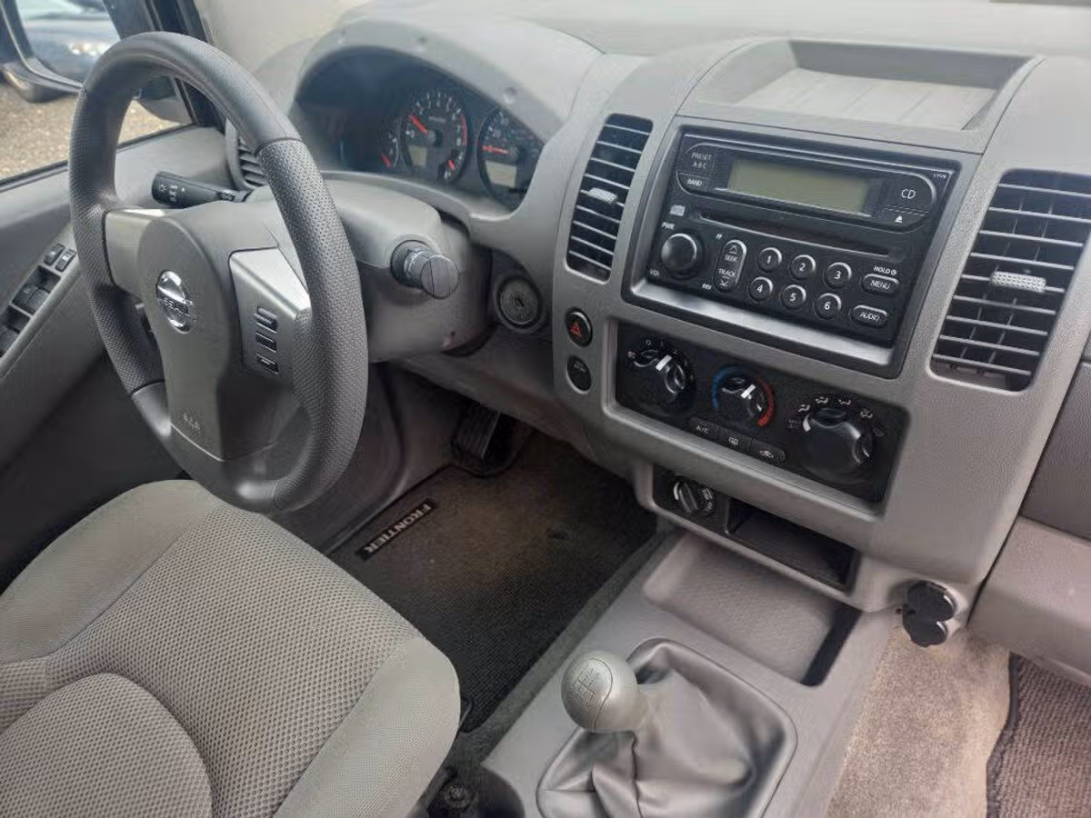 2005 Nissan Frontier SE Crew Cab Image 12