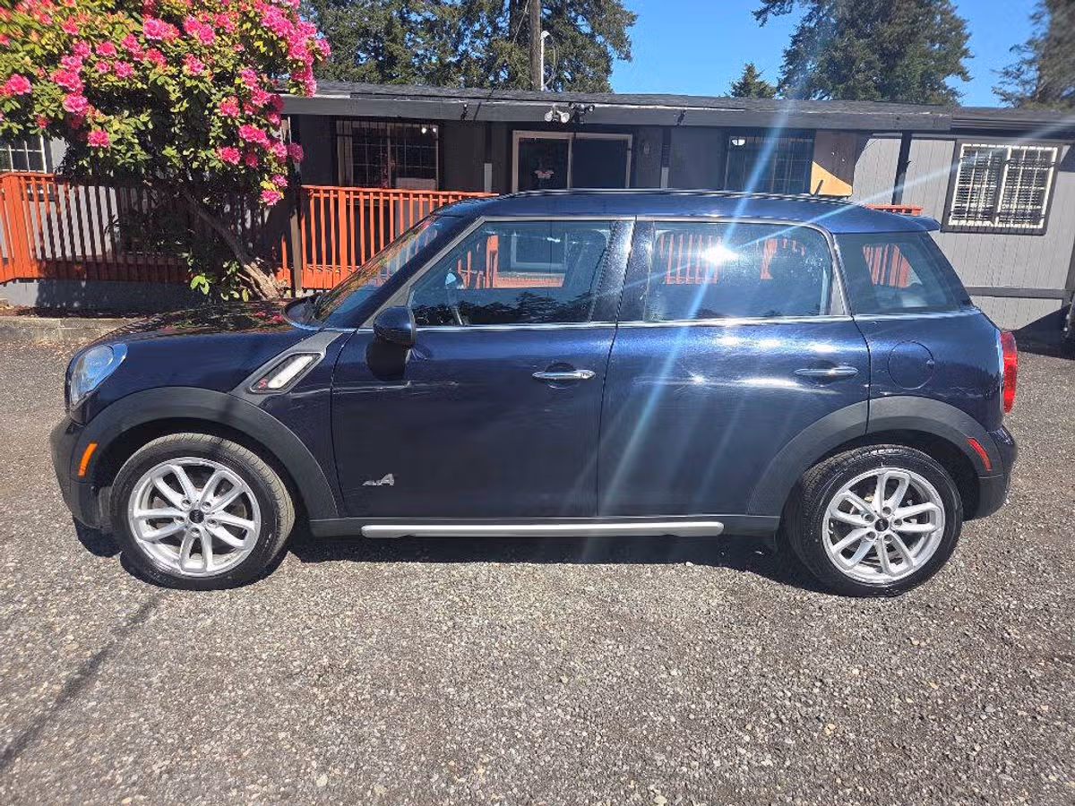 2015 MINI Countryman Cooper S ALL4 Crossover Image 4