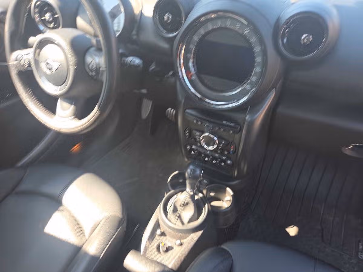 2015 MINI Countryman Cooper S ALL4 Crossover Image 11