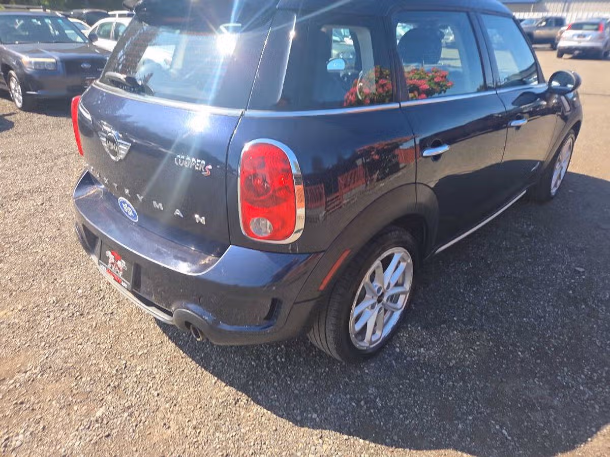 2015 MINI Countryman Cooper S ALL4 Crossover Image 7