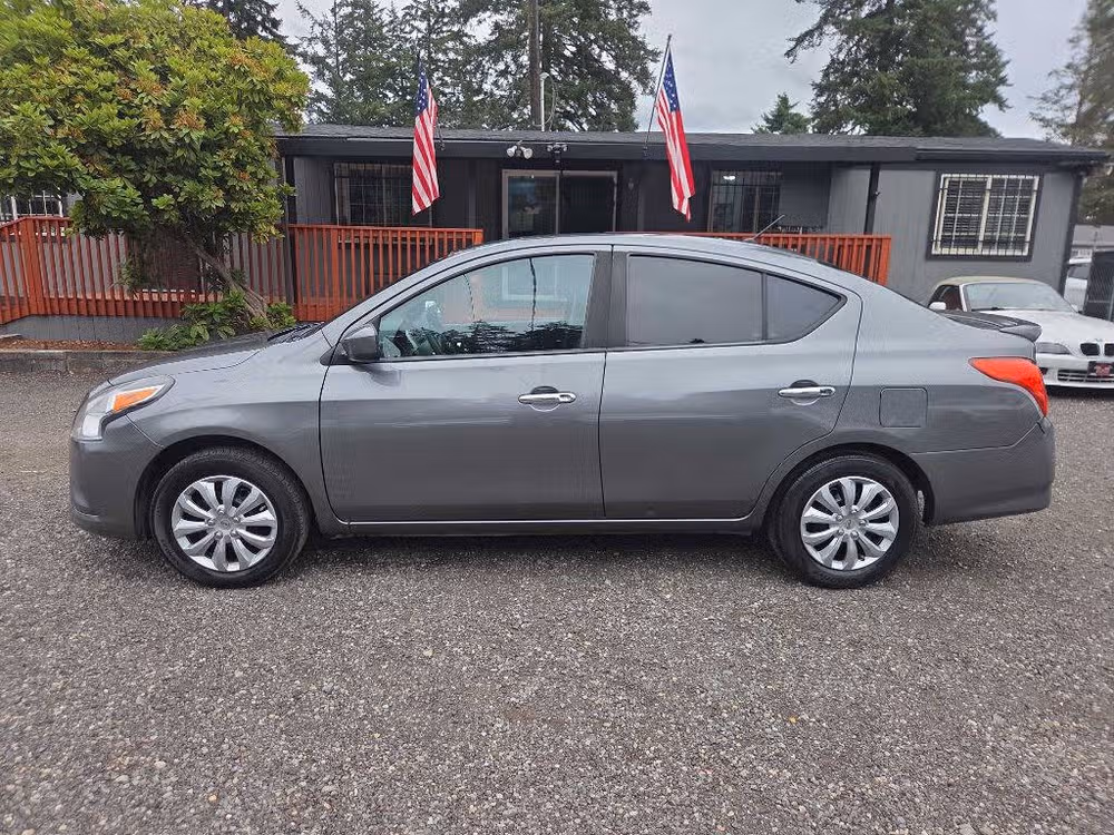 2016 Nissan Versa 1.6 SV Image 5