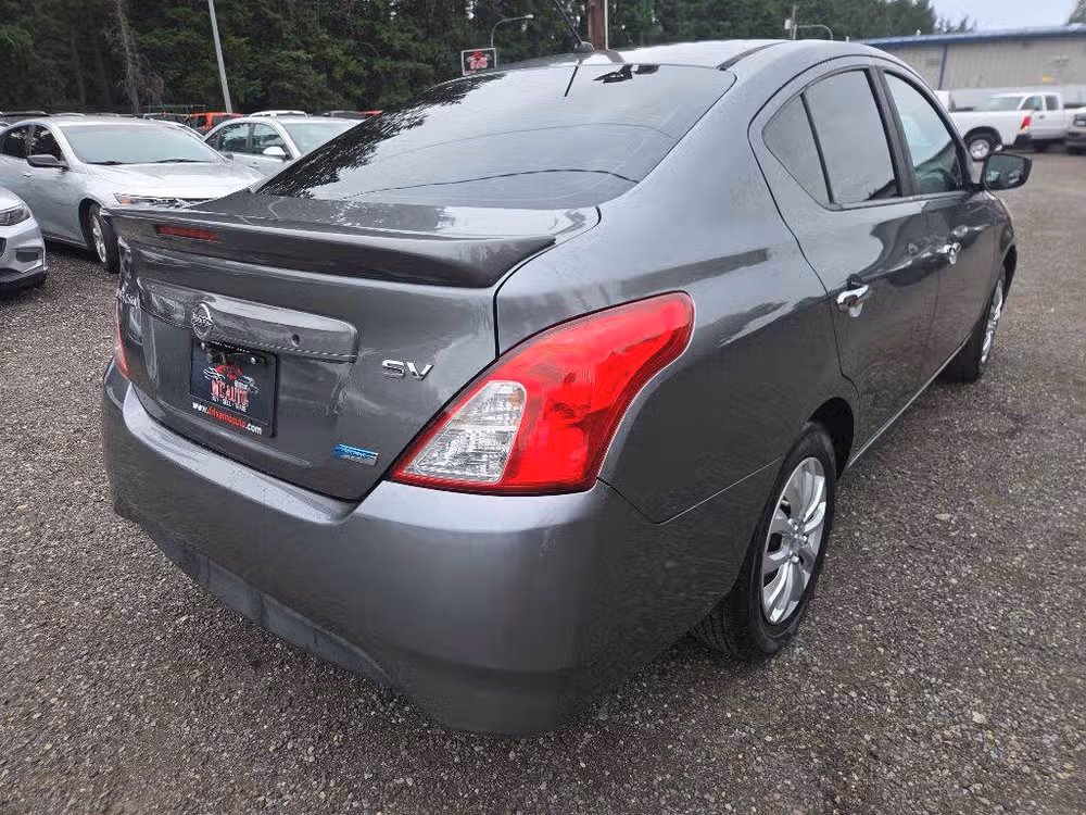 2016 Nissan Versa 1.6 SV Image 8