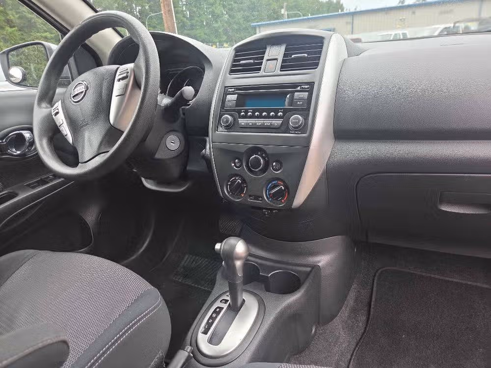 2016 Nissan Versa 1.6 SV Image 13