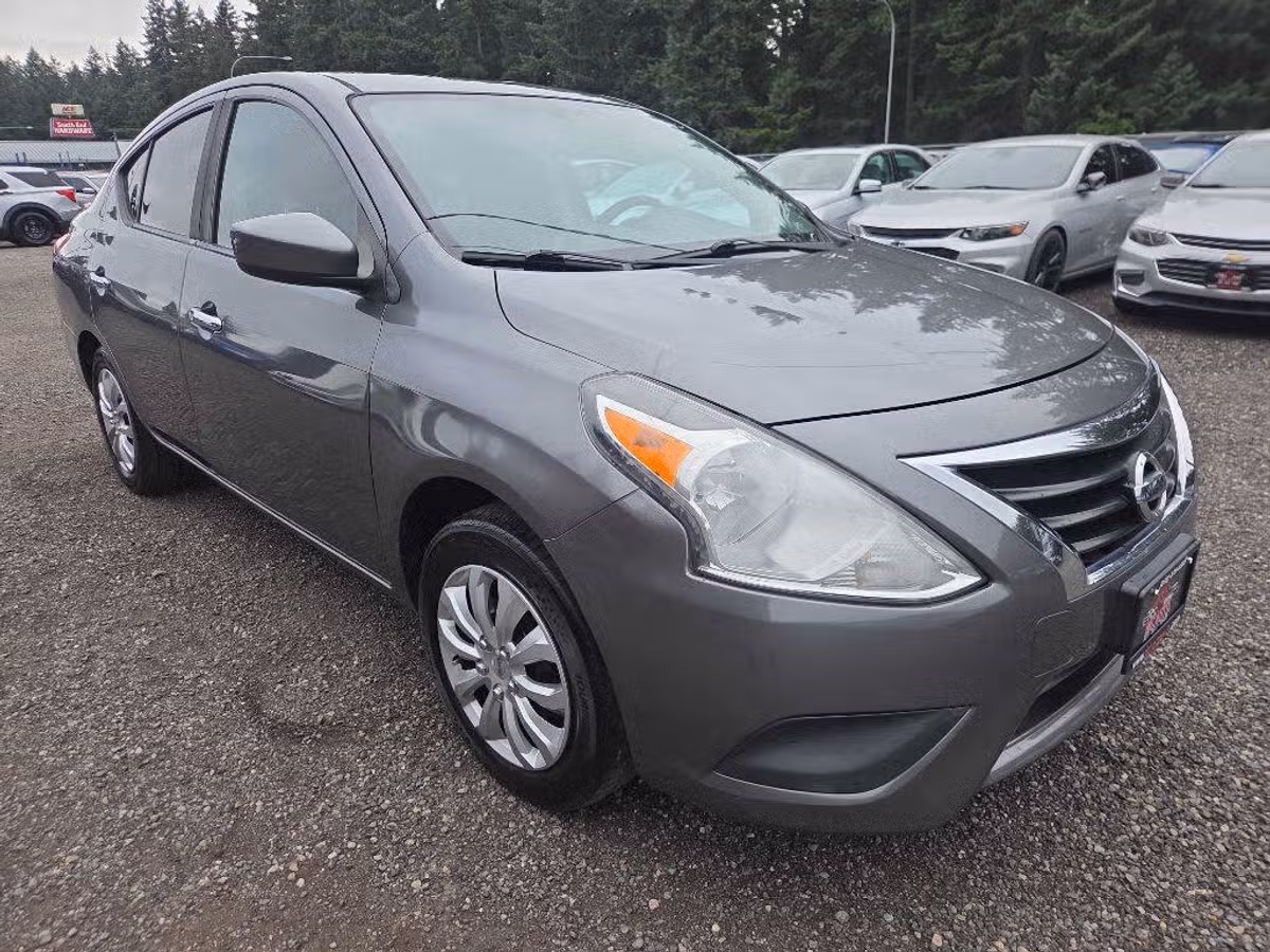 2016 Nissan Versa 1.6 SV Image 2