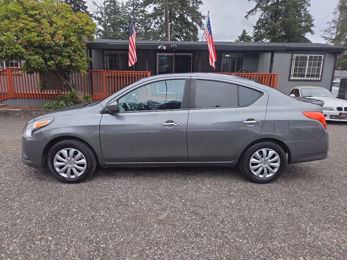 2016 Nissan Versa 1.6 SV Image 5