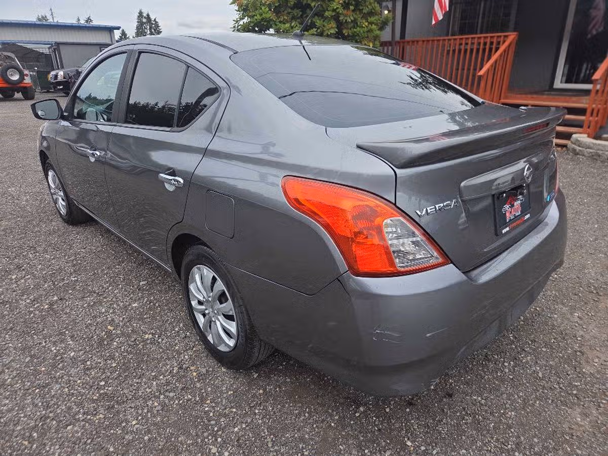 2016 Nissan Versa 1.6 SV Image 6