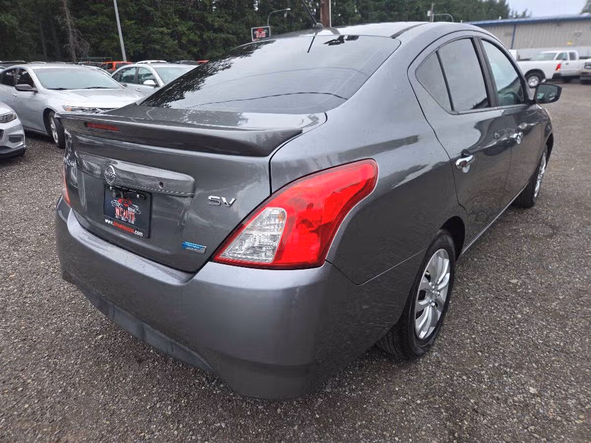 2016 Nissan Versa 1.6 SV Image 8