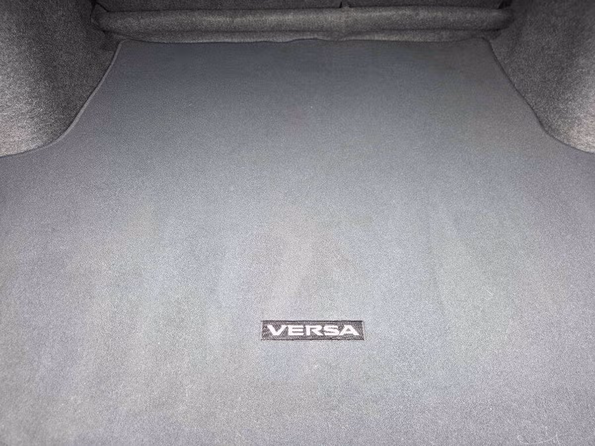 2016 Nissan Versa 1.6 SV Image 9