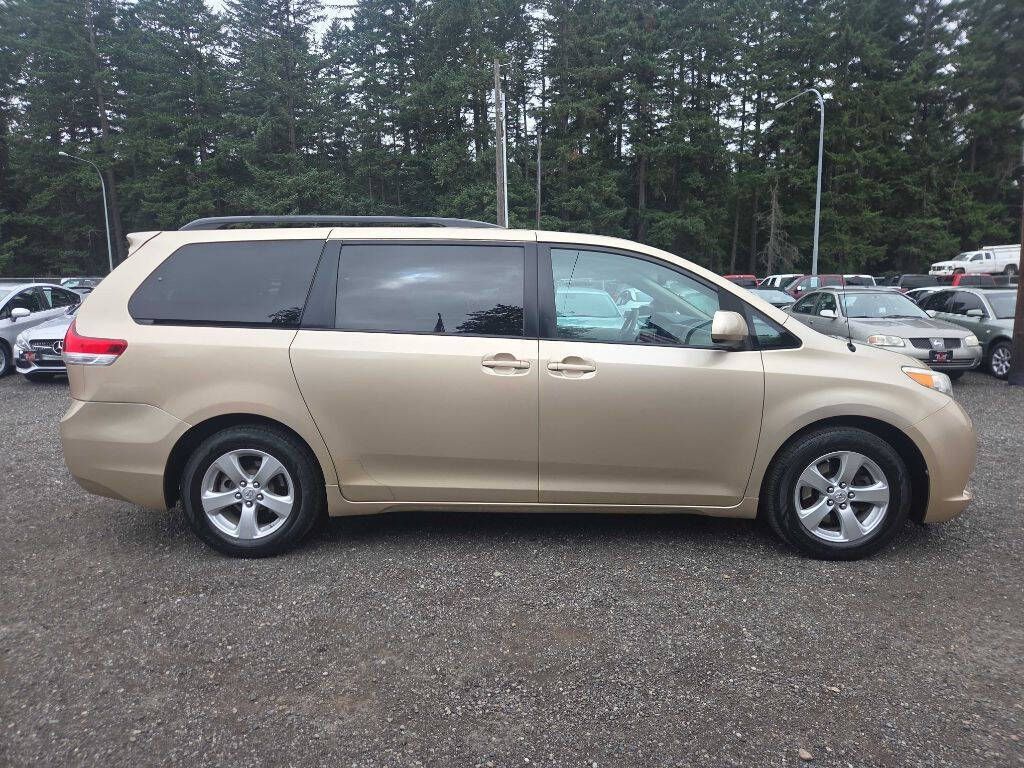 2011 Toyota Sienna LE V6 8-Passenger's photo