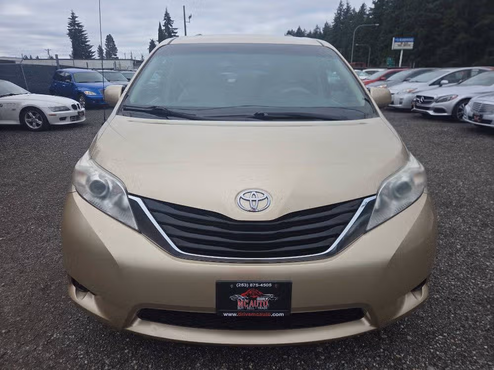 2011 Toyota Sienna LE 8-Passenger Passenger Image 3