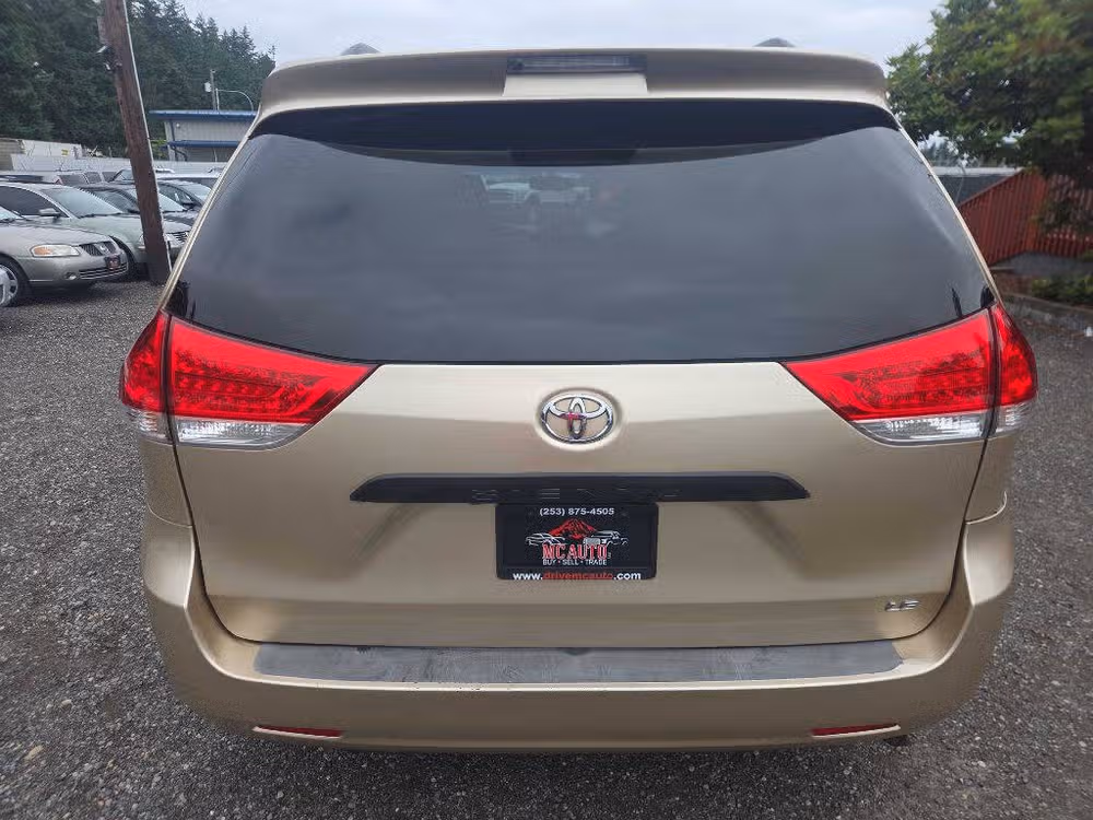 2011 Toyota Sienna LE 8-Passenger Passenger Image 7