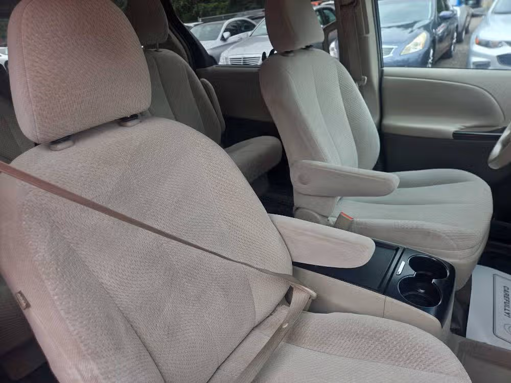 2011 Toyota Sienna LE 8-Passenger Passenger Image 15