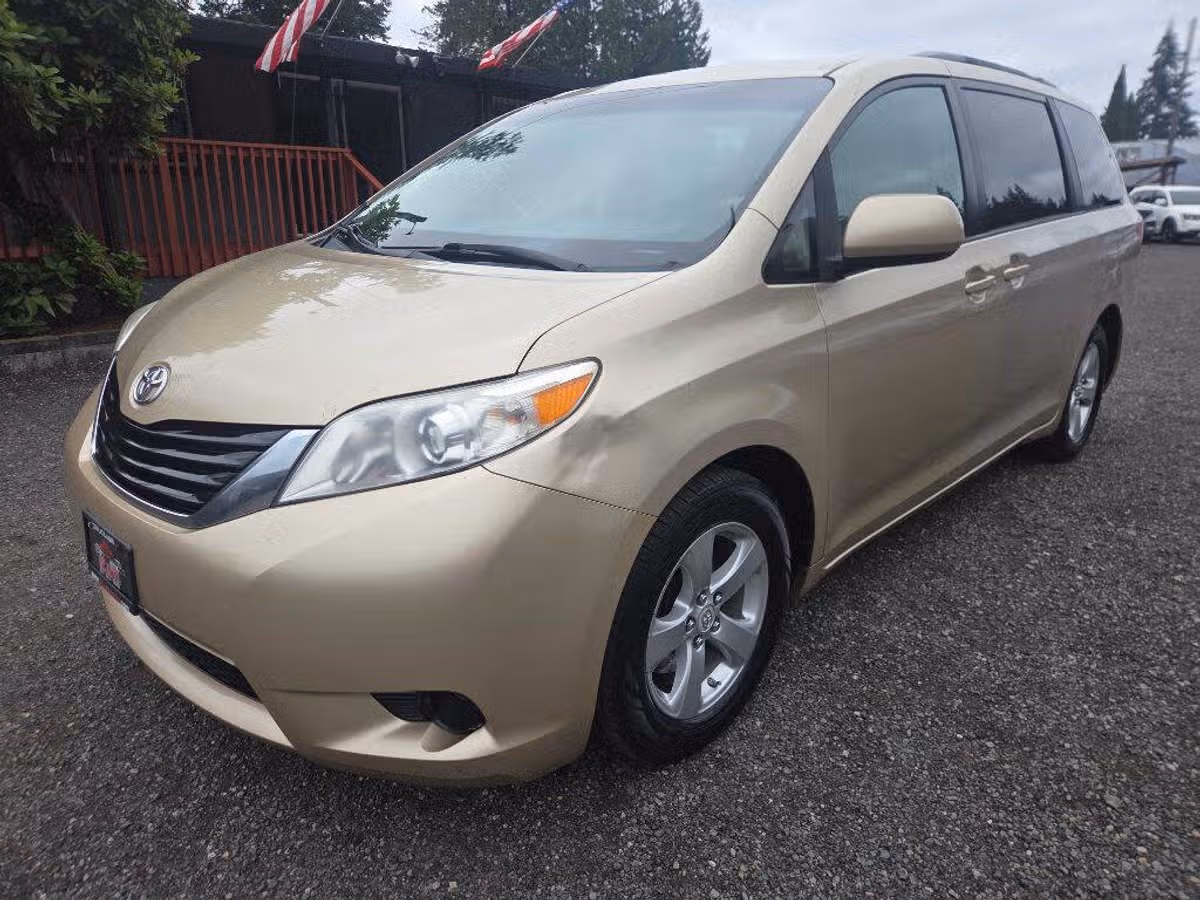 2011 Toyota Sienna LE 8-Passenger Passenger Image 4