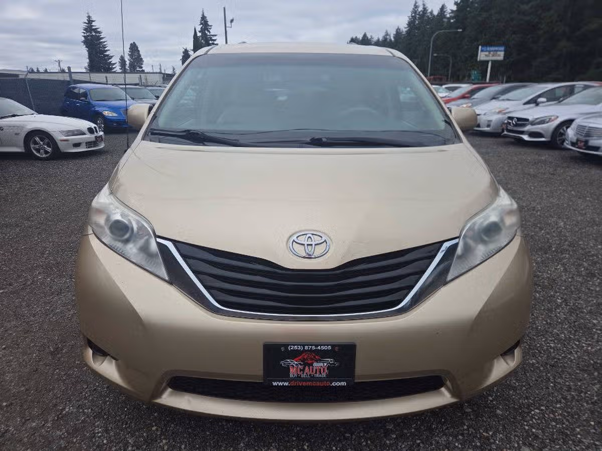 2011 Toyota Sienna LE 8-Passenger Passenger Image 3