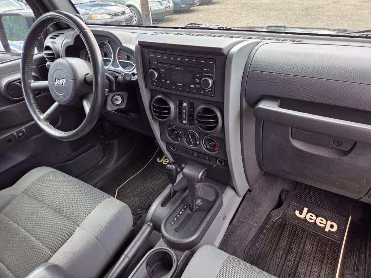 2007 Jeep Wrangler Unlimited Sahara Image 13