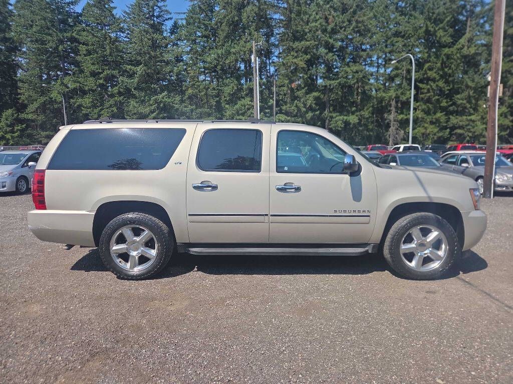 Gold 2014 Chevrolet Suburban SUV / Crossover 4X2 6-Speed Automatic Overdrive