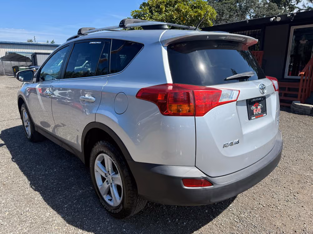 2014 Toyota RAV4 XLE Image 6