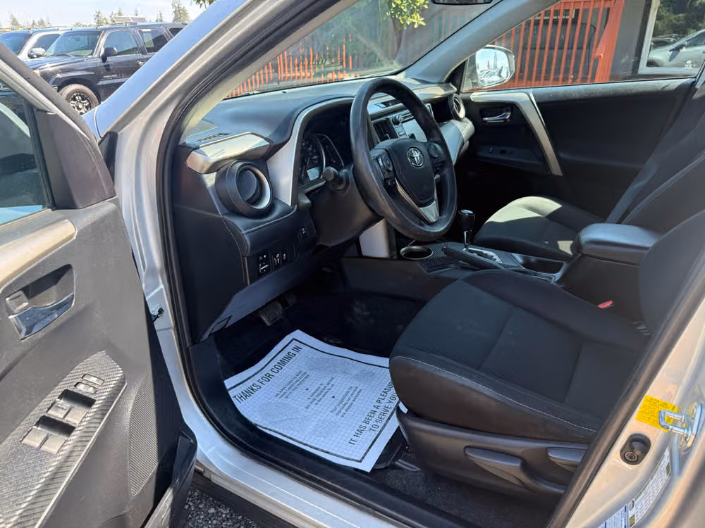 2014 Toyota RAV4 XLE Image 9