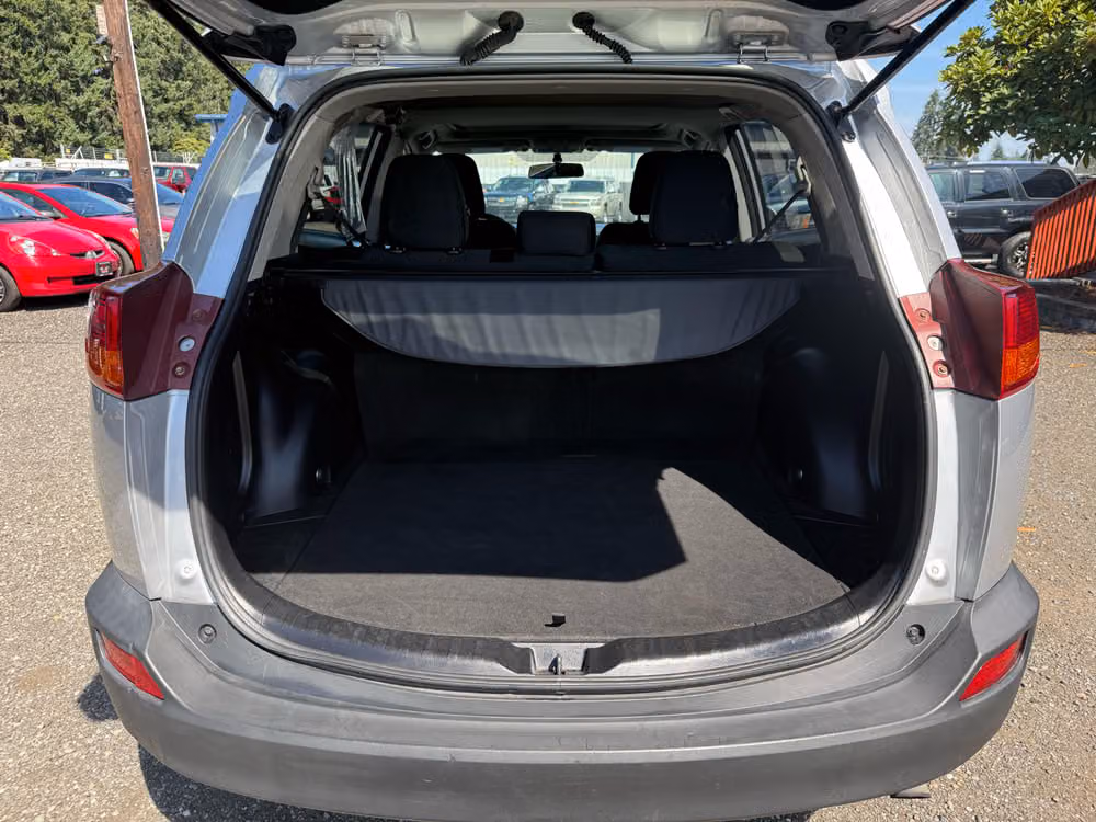 2014 Toyota RAV4 XLE Image 12