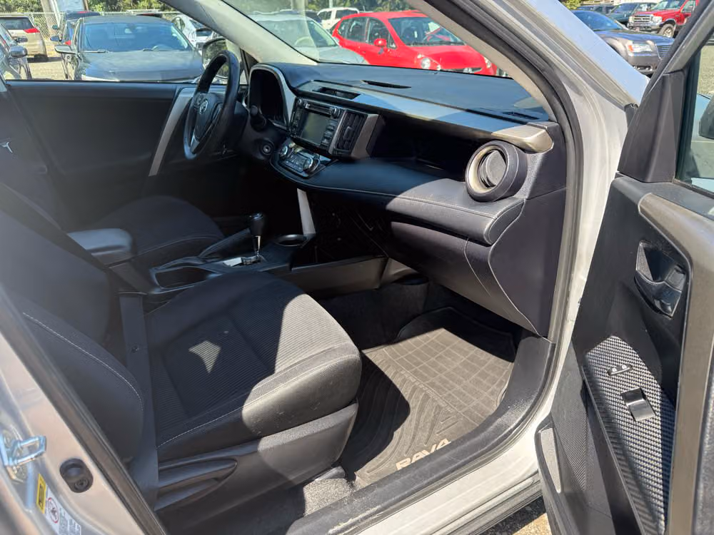 2014 Toyota RAV4 XLE Image 14