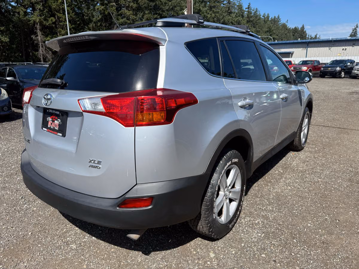 2014 Toyota RAV4 XLE Image 8