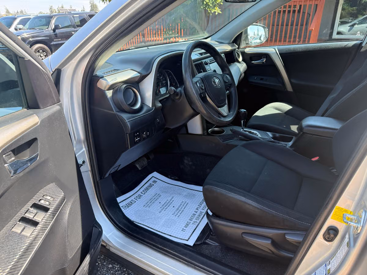 2014 Toyota RAV4 XLE Image 9
