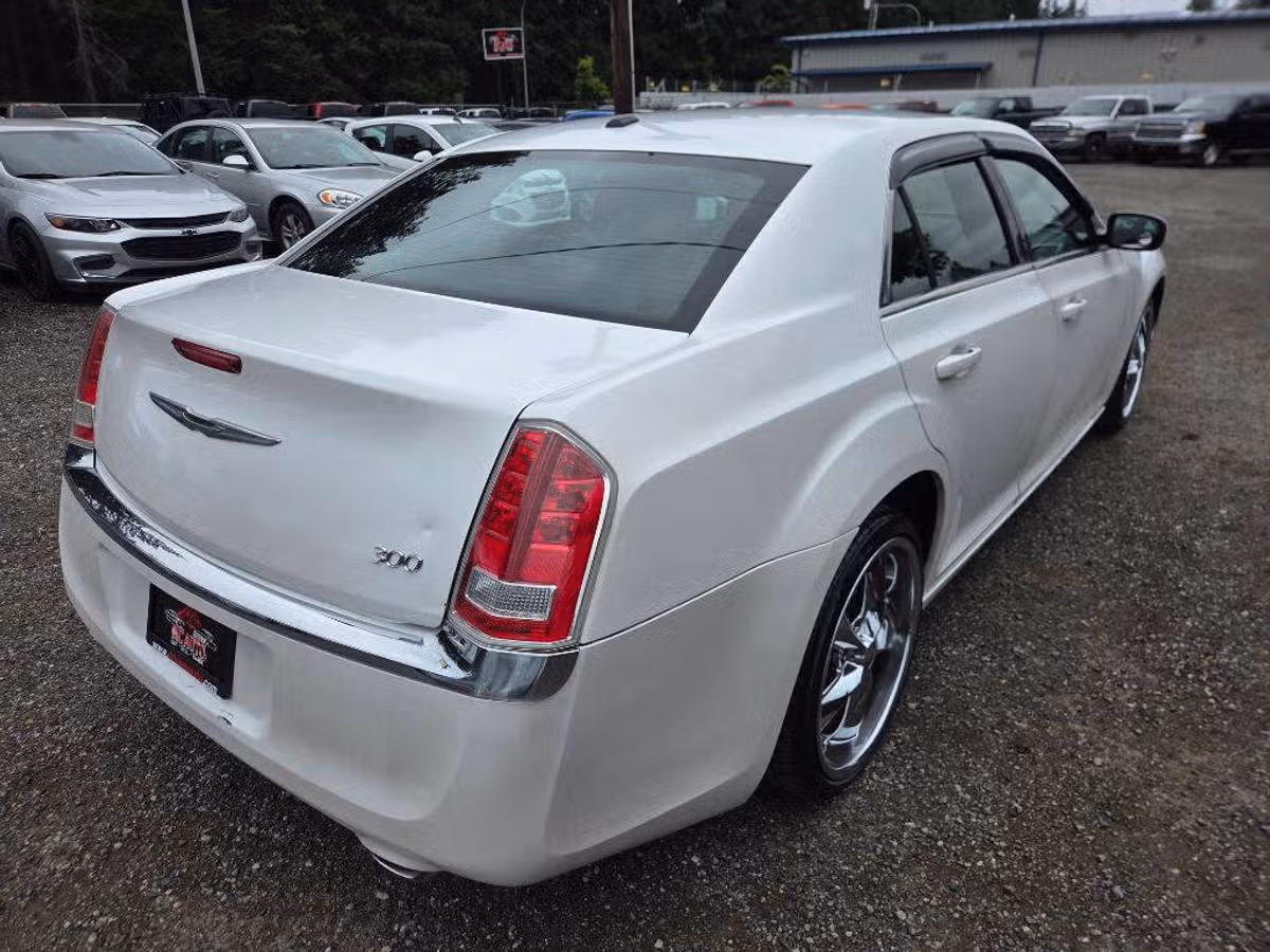 2013 Chrysler 300 Motown Image 8