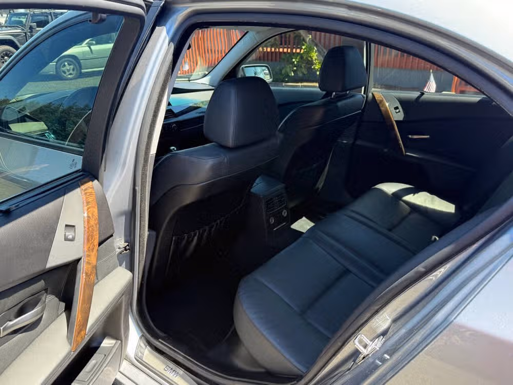 2005 BMW 5 Series 545i Image 11